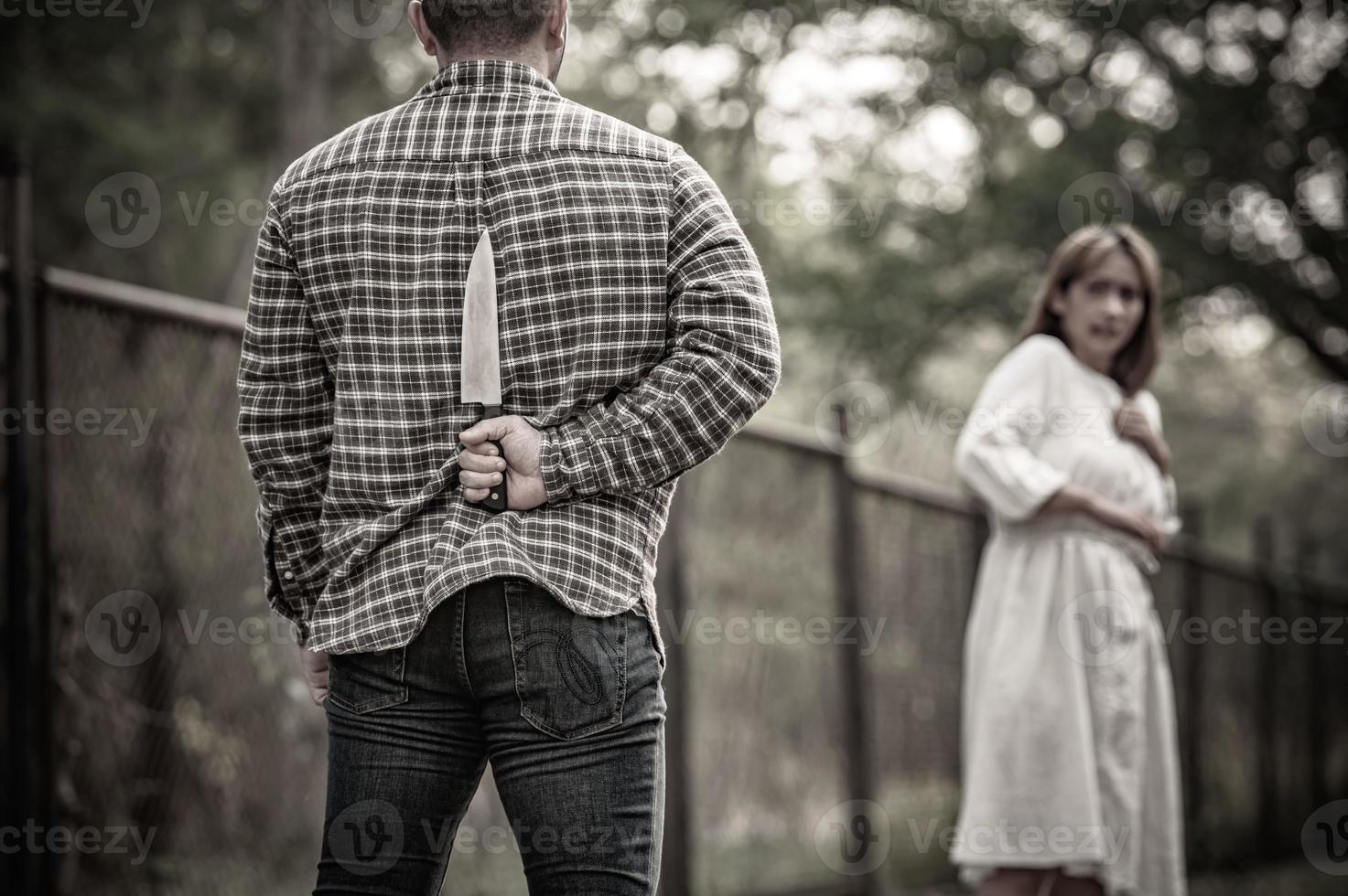 uma serial assassino cena é sobre para mate a ásia mulher, conceito suspense cena, dia das bruxas festival foto