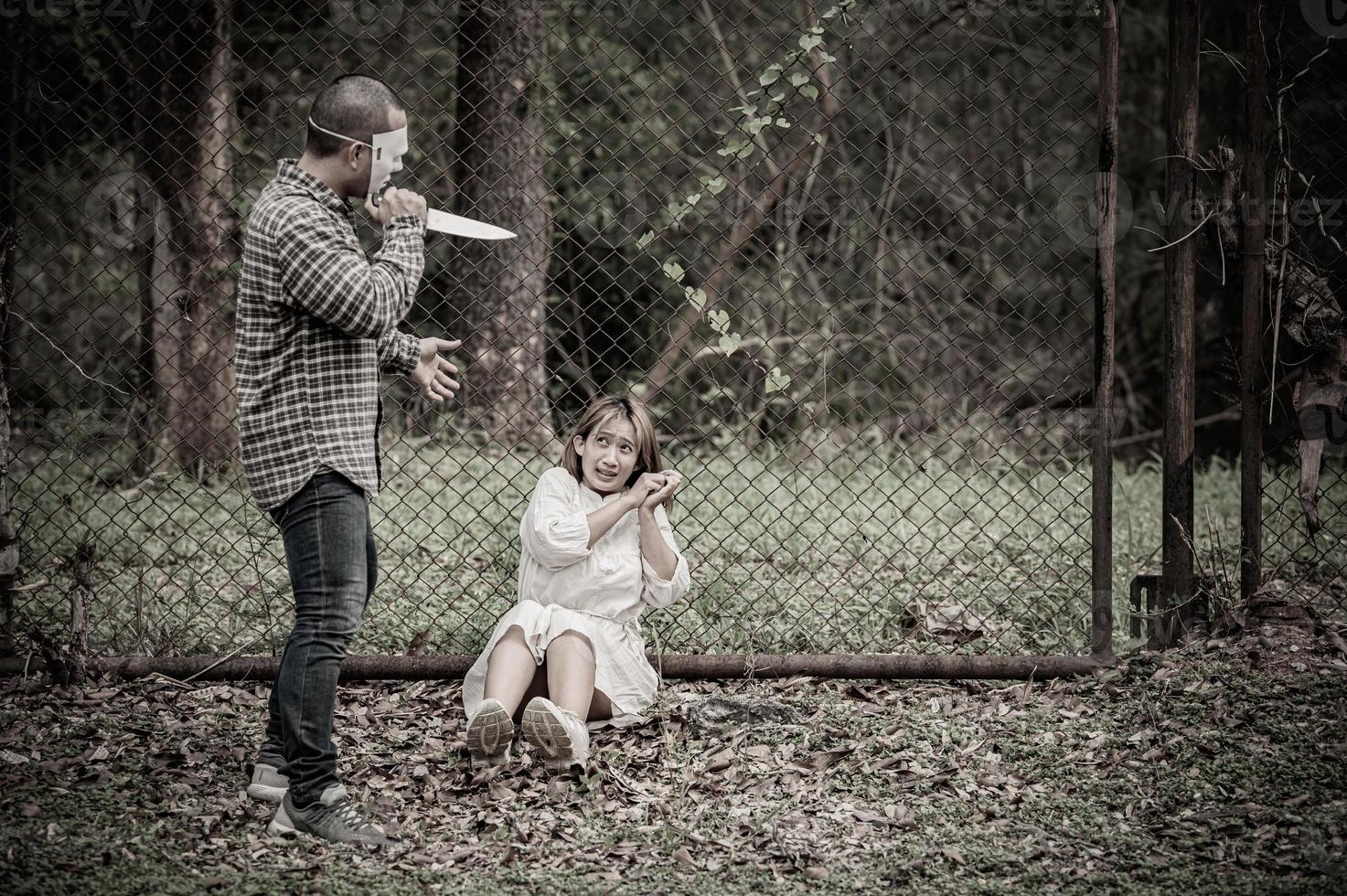 uma serial assassino cena é sobre para mate a ásia mulher, conceito suspense cena, dia das bruxas festival foto