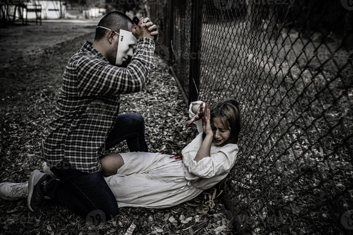 uma serial assassino cena é sobre para mate a ásia mulher, conceito suspense cena, dia das bruxas festival foto