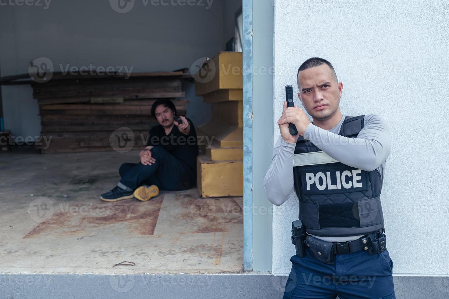 polícia e ladrao conceito, o policial pegar criminosos pausa a lei foto