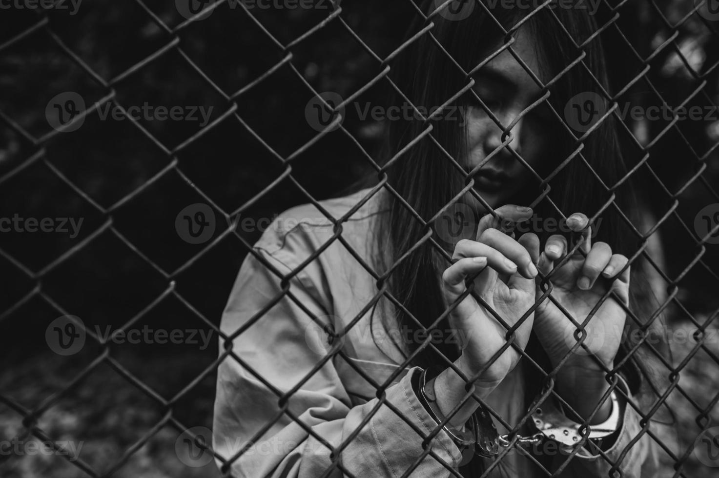 retrato de mulheres desesperadas para pegar a prisão de ferro, conceito de prisioneiro, povo da tailândia, espero ser livre, se violar a lei seria preso e encarcerado. foto