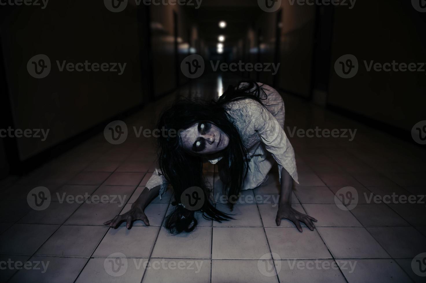 retrato de mulher asiática compõem fantasma, cena de terror assustadora para fundo, conceito de festival de halloween, cartaz de filmes de fantasmas, espírito raivoso no apartamento foto
