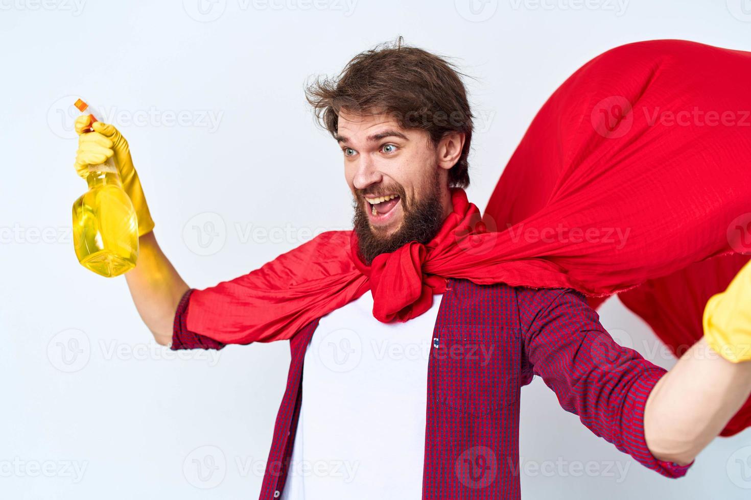 alegre masculino limpador profissional vermelho capa de chuva tarefas domésticas estilo de vida luz fundo foto