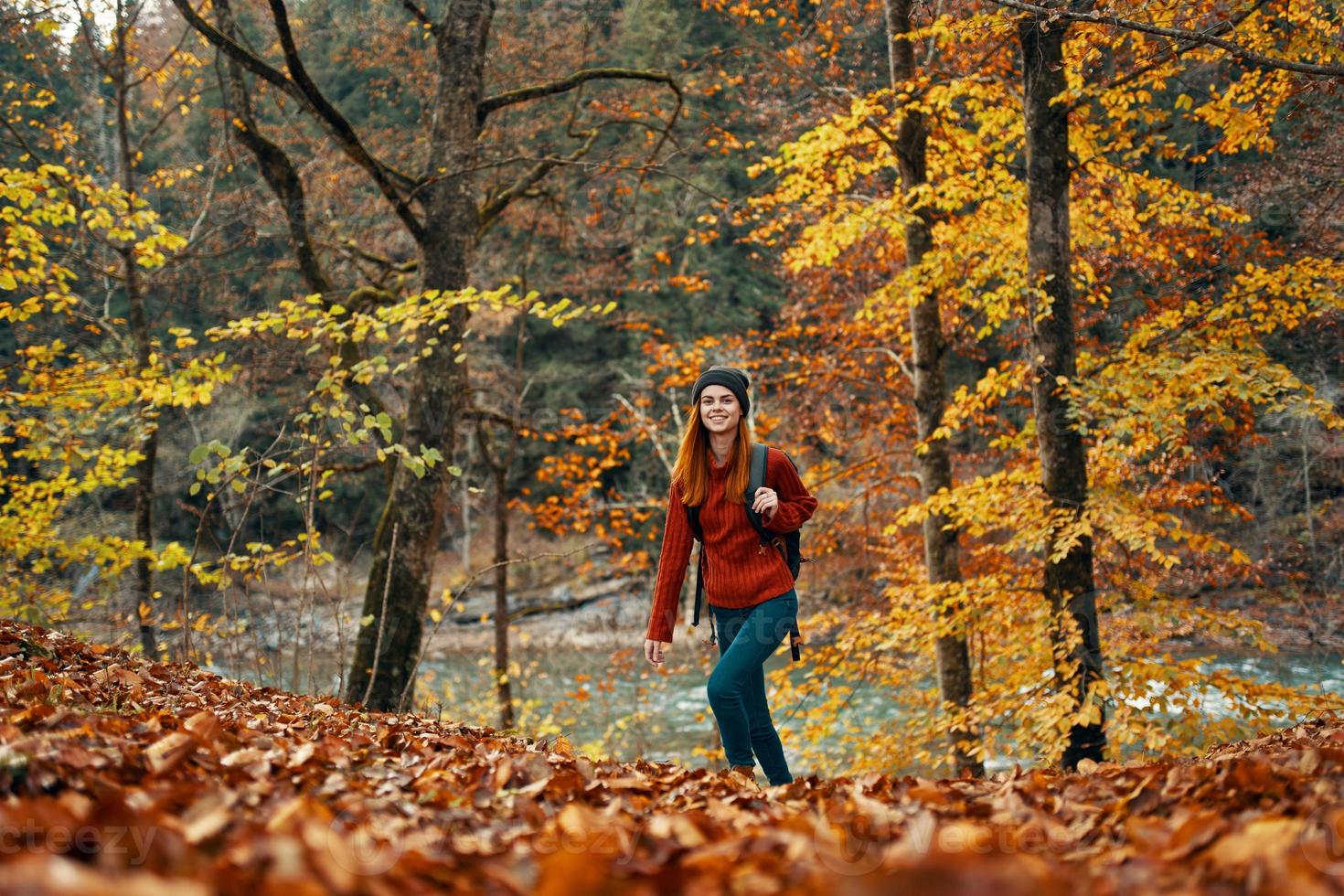 mulher viaja dentro outono floresta dentro natureza panorama amarelo folhas em árvores turismo rio lago foto
