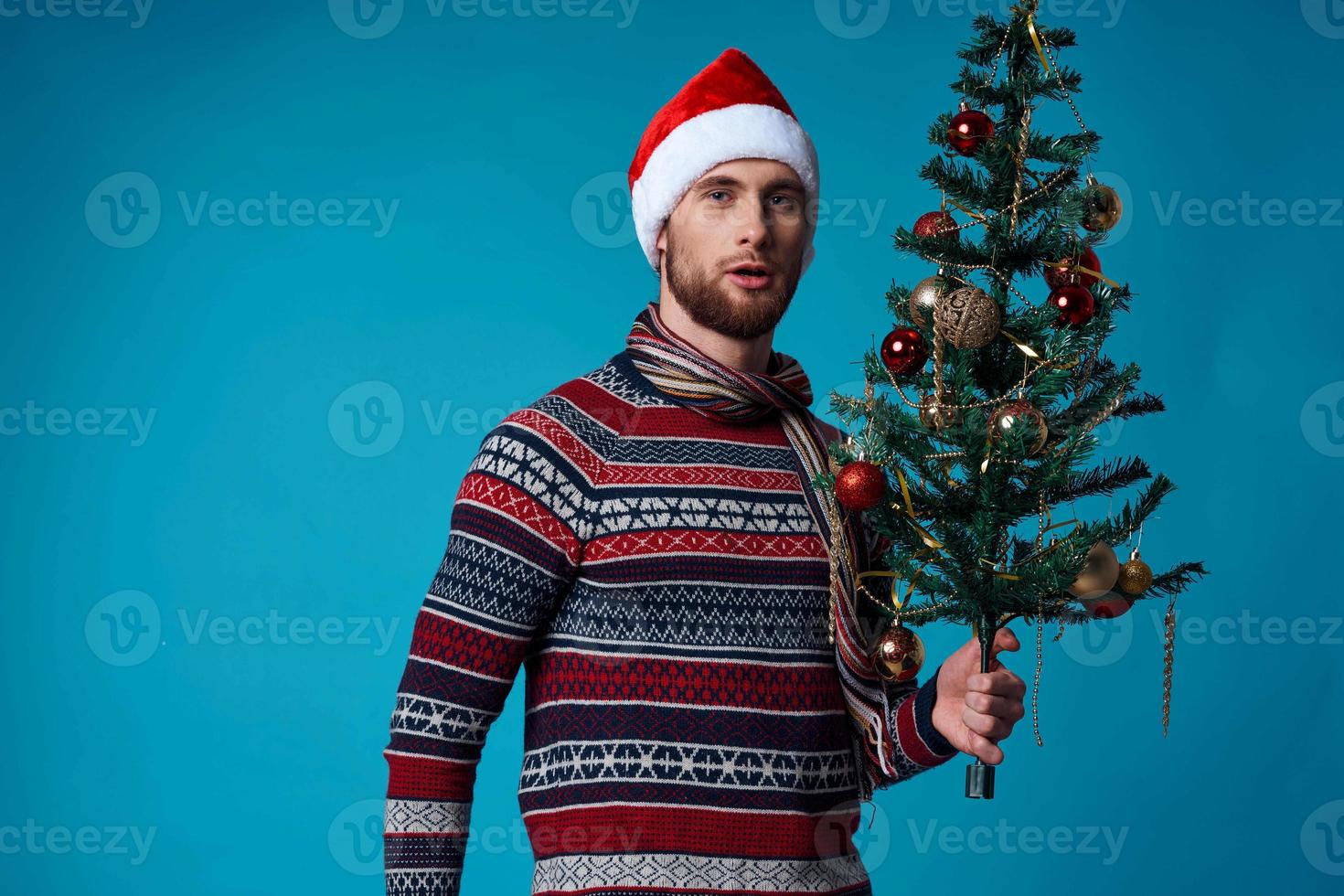 alegre homem dentro uma Natal branco brincar poster isolado fundo foto