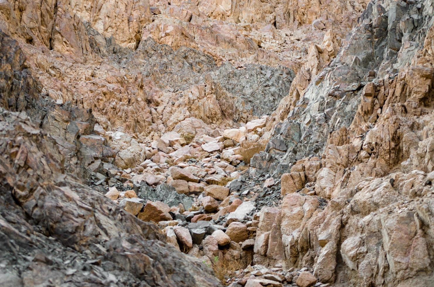 bloqueio de pedra nas montanhas foto
