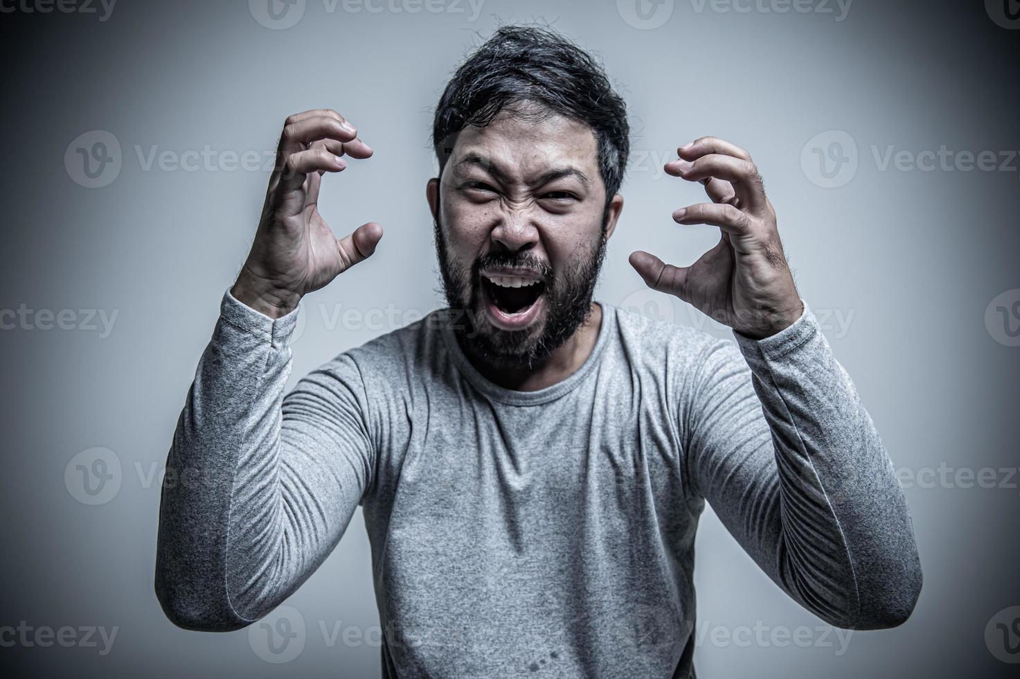 ásia bonito homem Bravo em branco plano de fundo, retrato do jovem estresse masculino conceito foto