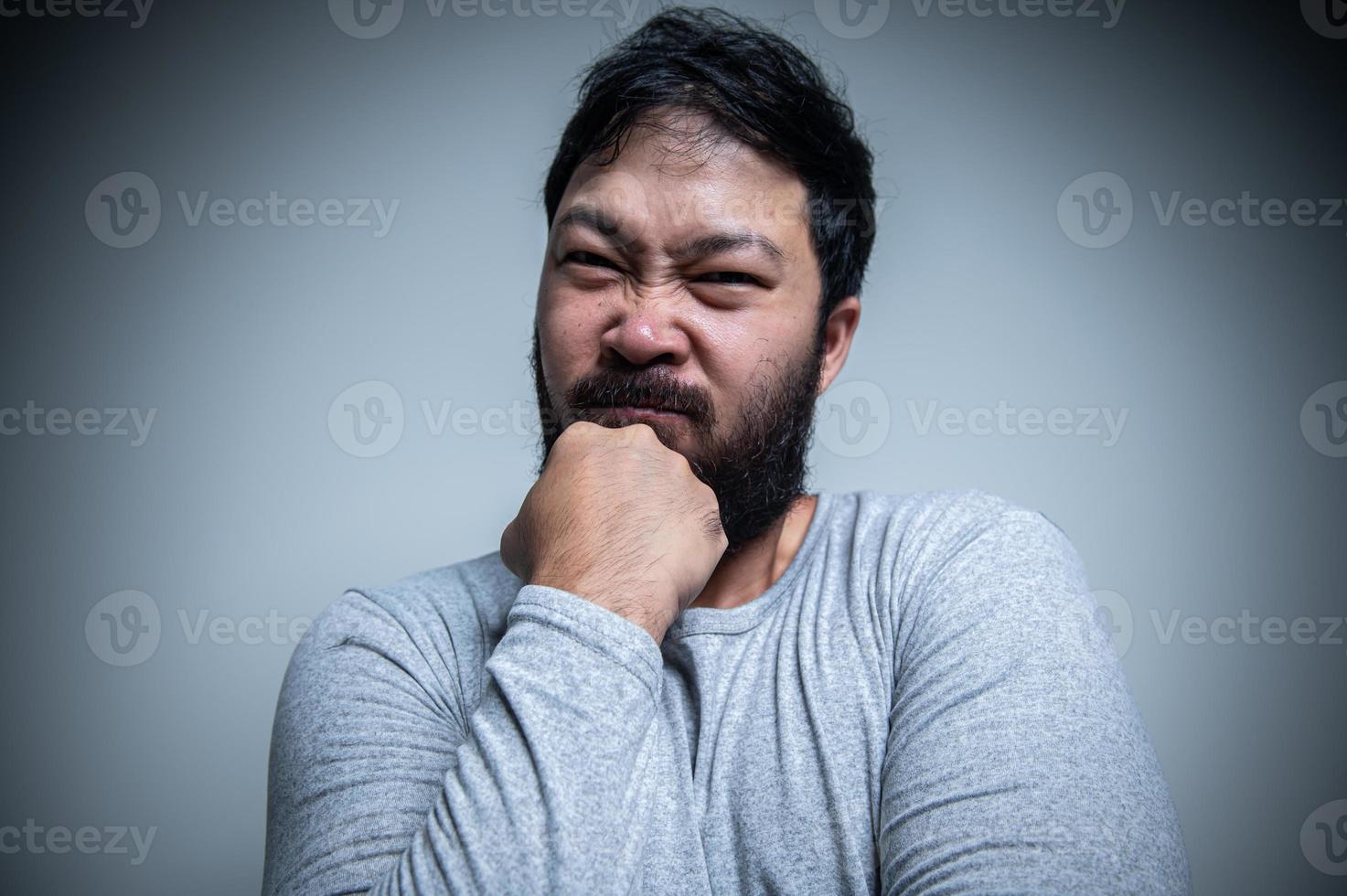 ásia bonito homem Bravo em branco plano de fundo, retrato do jovem estresse masculino conceito foto