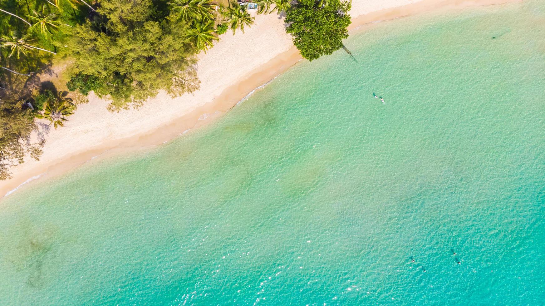 vista aérea com mar e praia foto