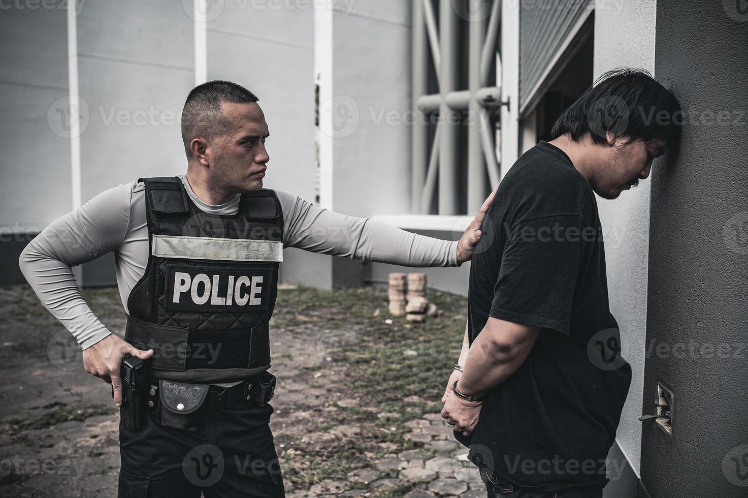 polícia e ladrao conceito, o policial pegar criminosos pausa a lei foto