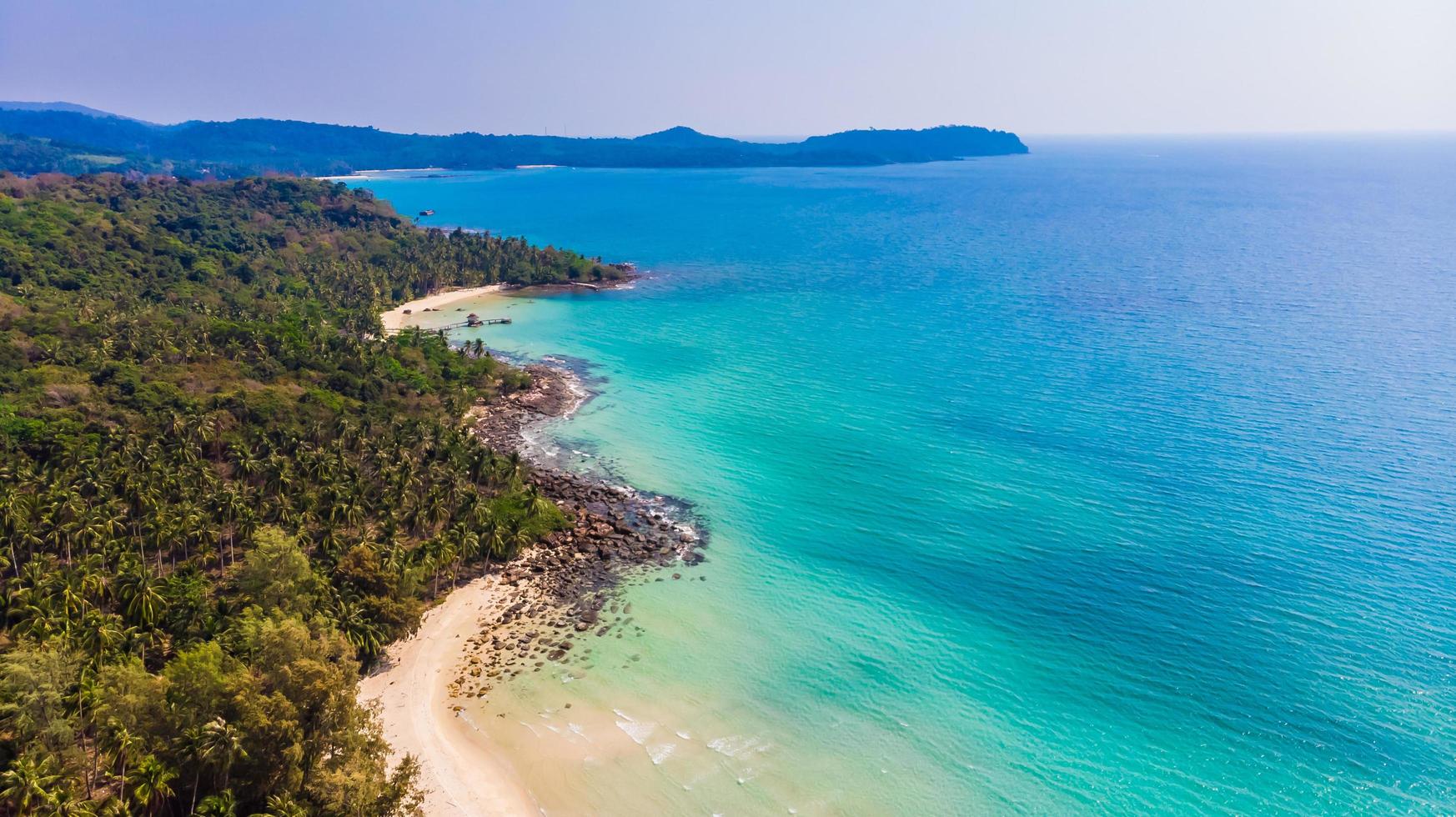 vista aérea com mar e praia foto