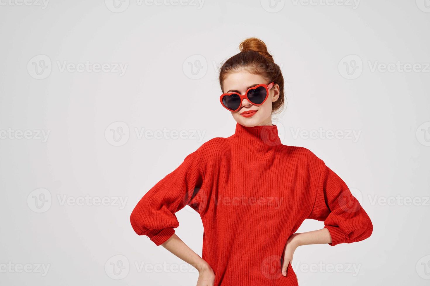 elegante mulher moderno estilo oculos de sol luz fundo foto