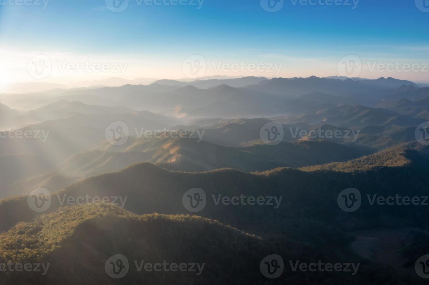 aéreo topo Visão do montanha e névoa às nascer do sol dentro a manhã. foto