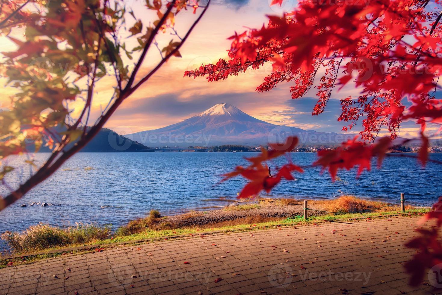 mt. Fuji sobre lago kawaguchiko com outono folhagem às nascer do sol dentro fujikawaguchiko, Japão. foto