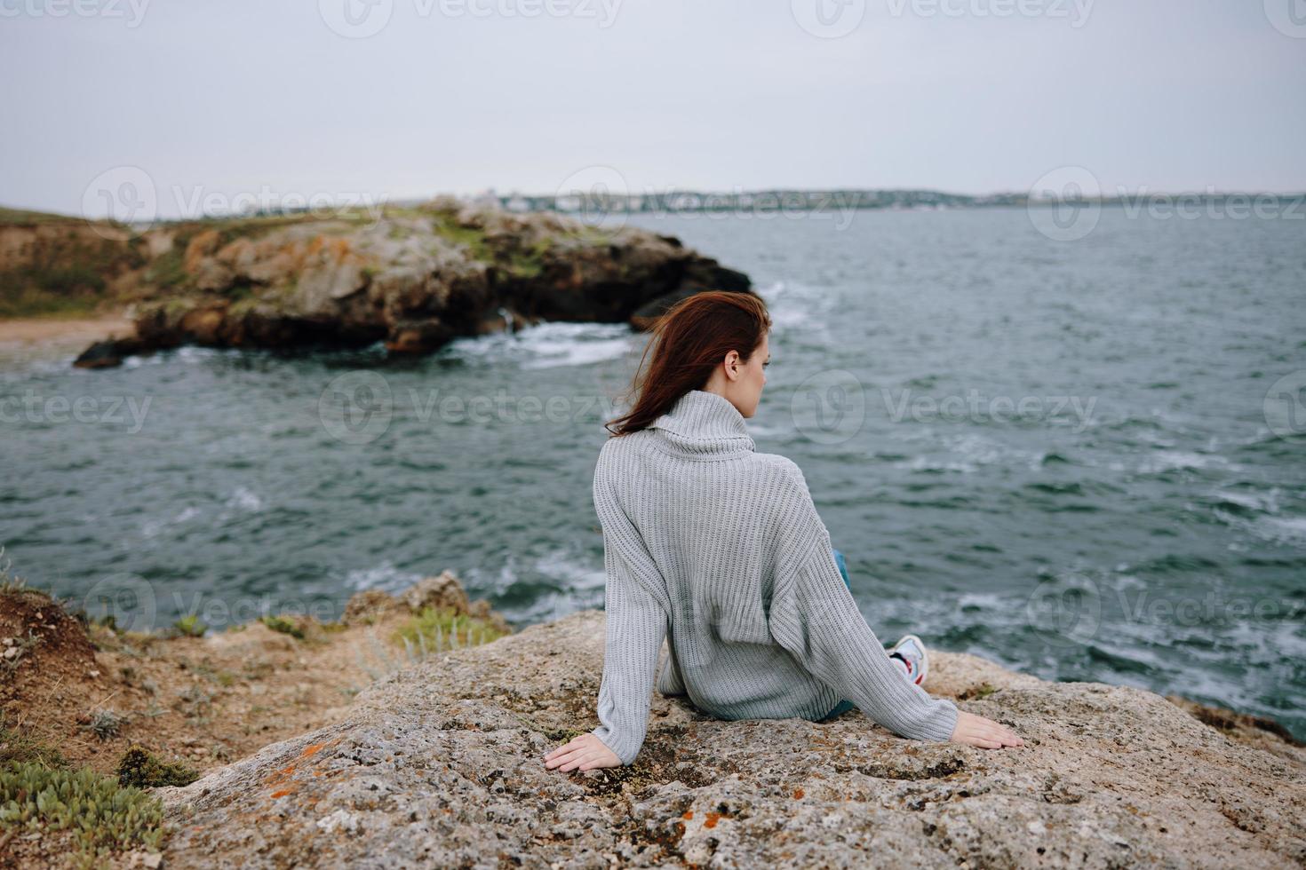 lindo mulher blusas nublado mar admirando natureza estilo de vida foto