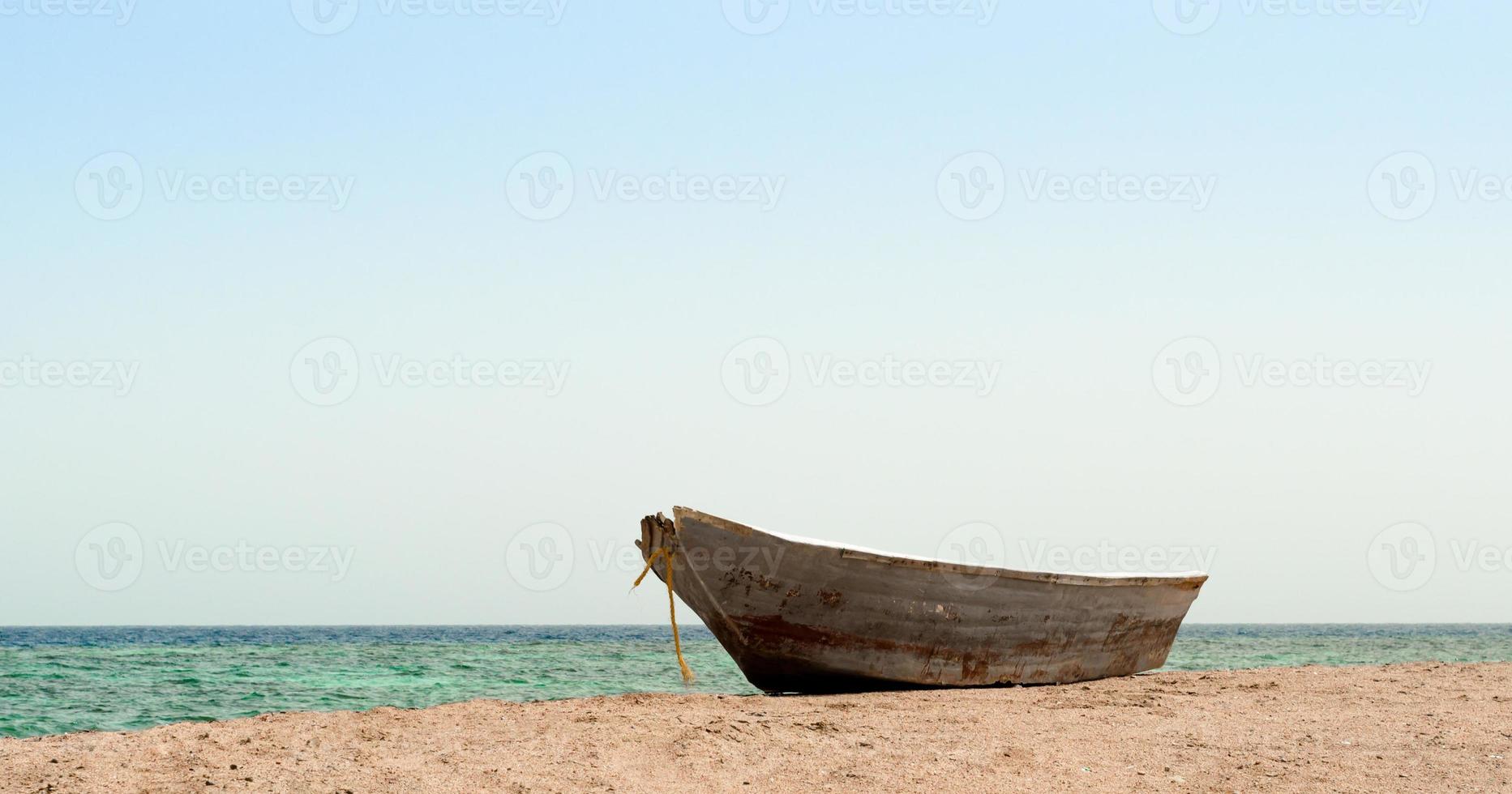 velho barco na areia foto