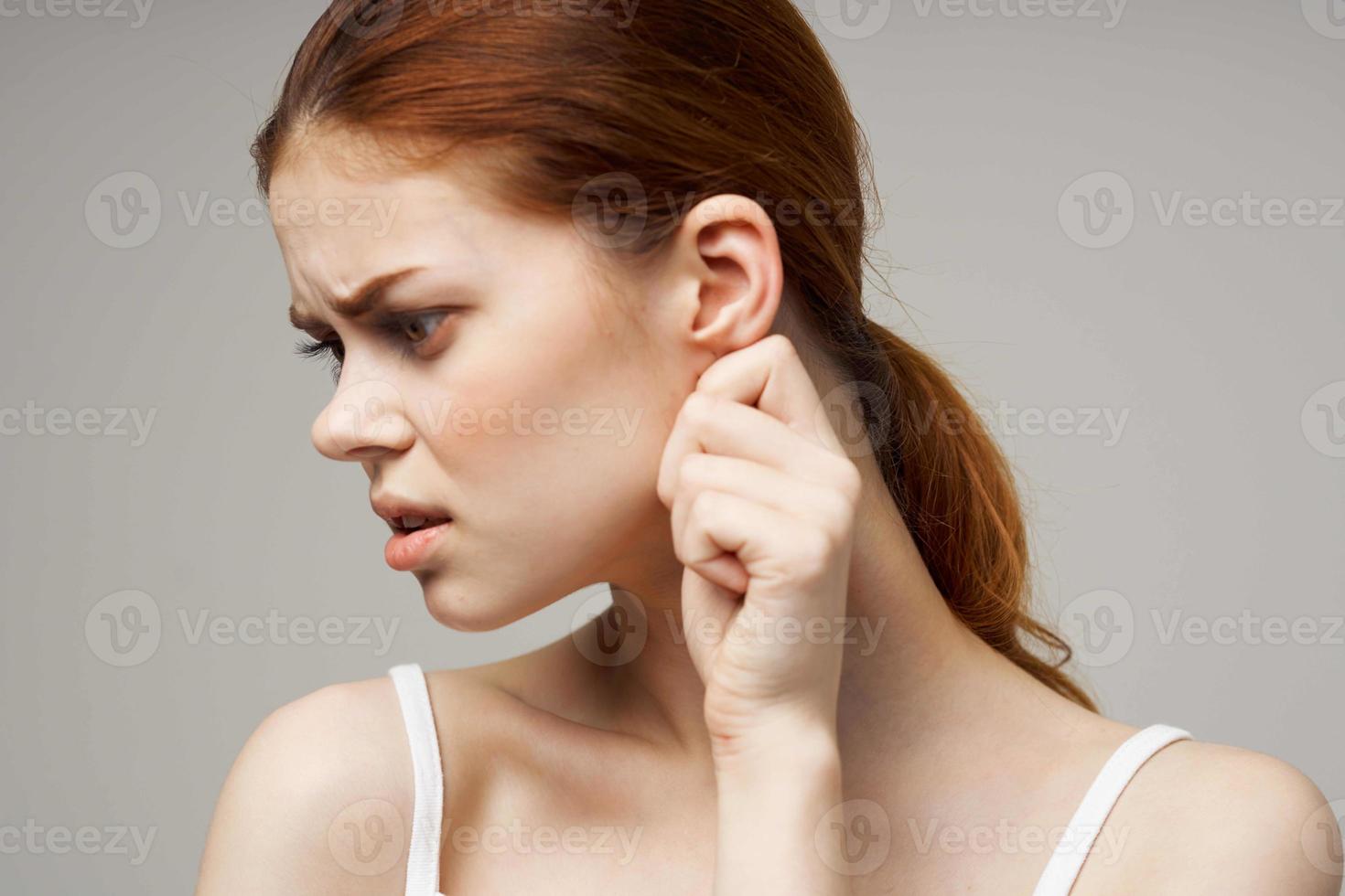 doente mulher orelha dor saúde problema insatisfação luz fundo foto