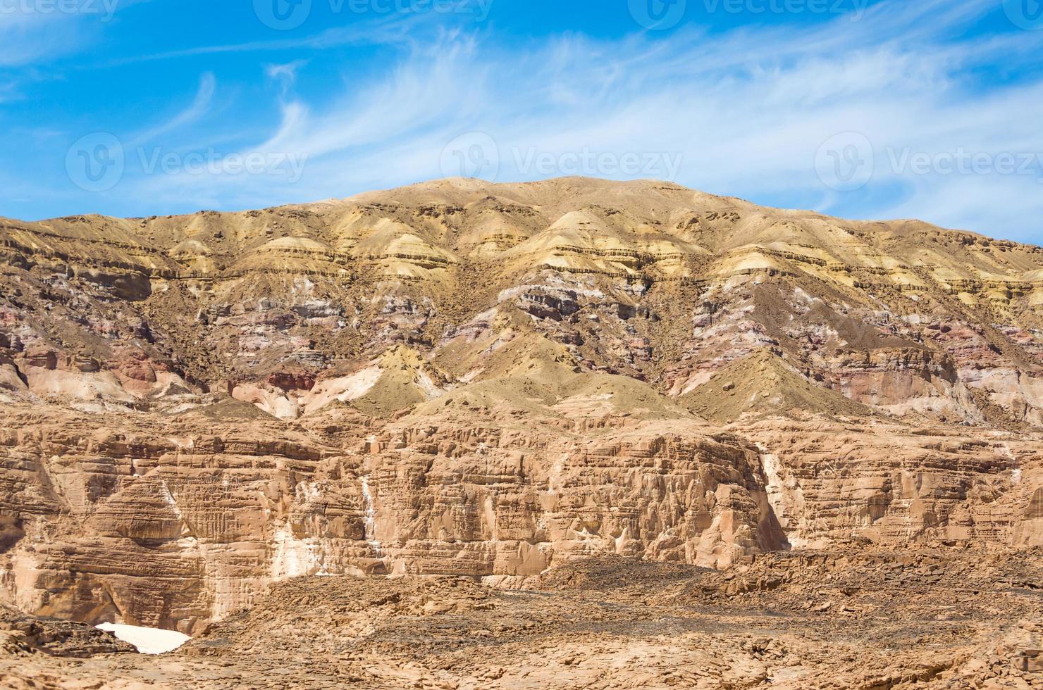 montanhas rochosas em um deserto egípcio foto