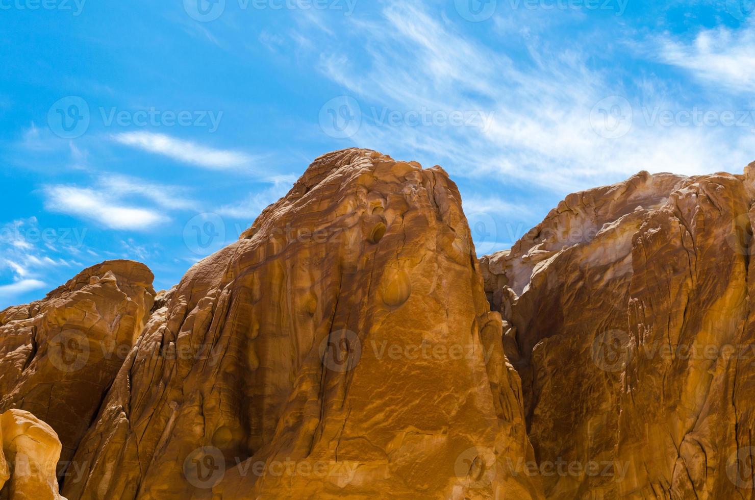 topos de montanhas e céu azul foto