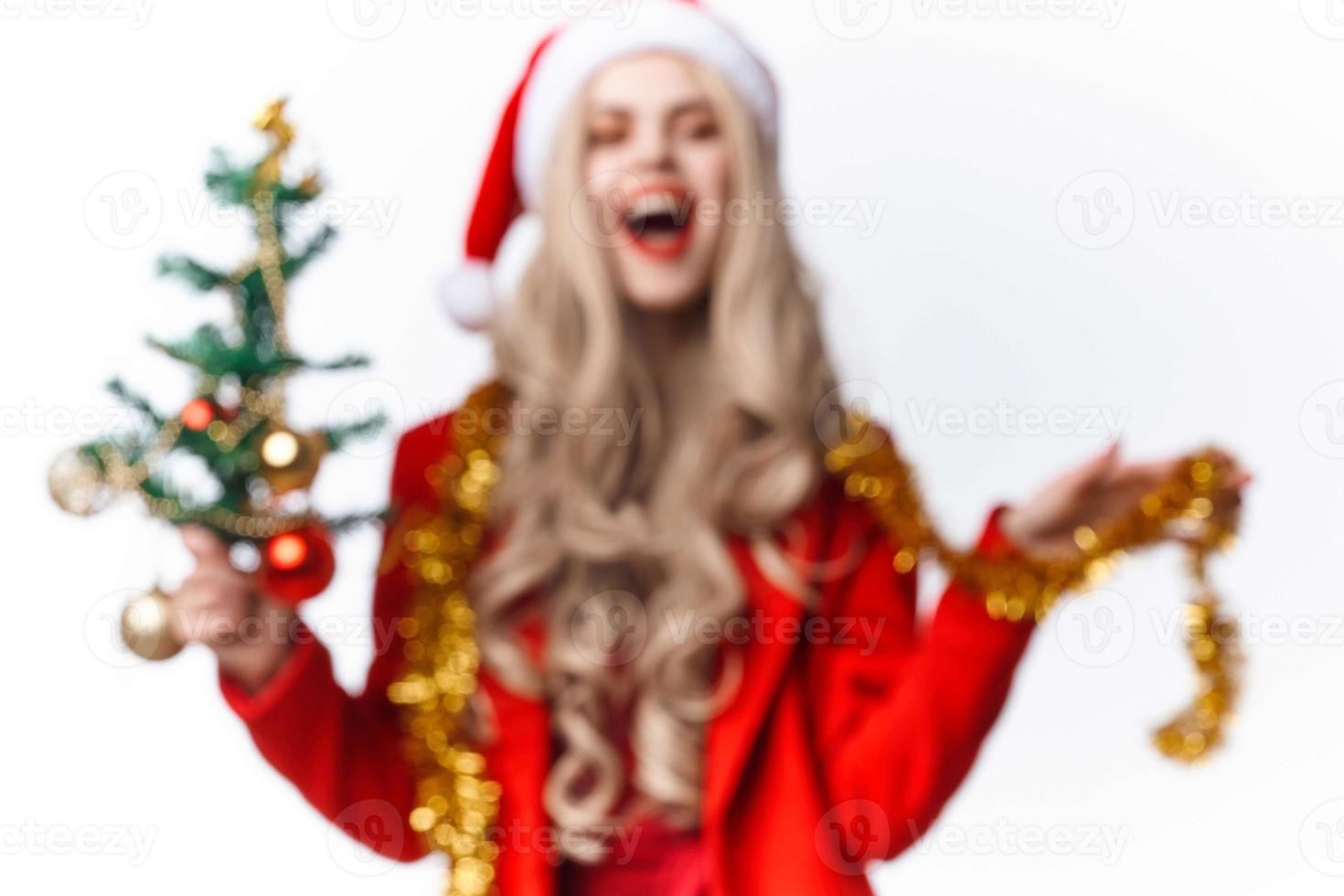 alegre mulher vestido Como santa decoração feriado presente estilo de vida foto