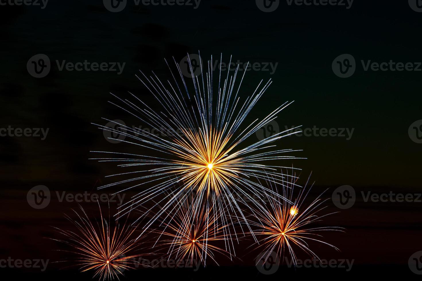 fogos de artifício festivos no céu para um feriado foto