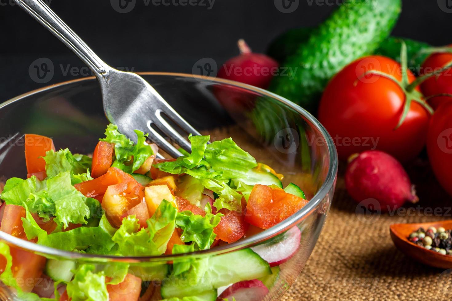 salada de vegetais sazonal de verão em uma tigela de vidro foto