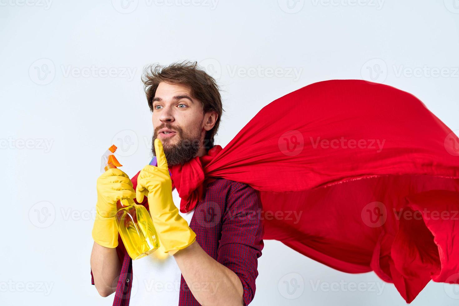 homem vermelho capa de chuva profissional limpeza detergente dever de casa foto