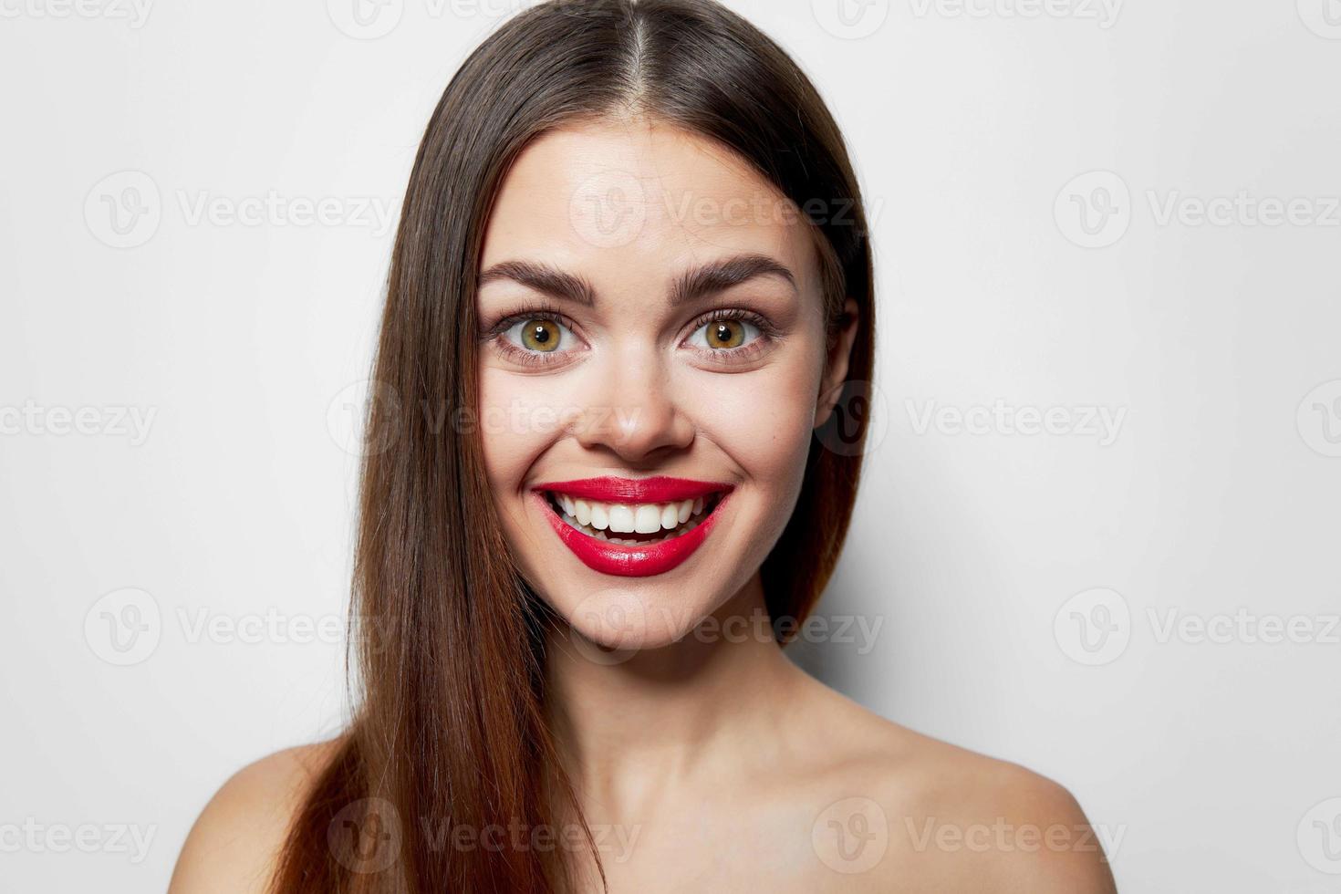 alegre mulher vermelho lábios sorrir nu ombros luz fundo foto