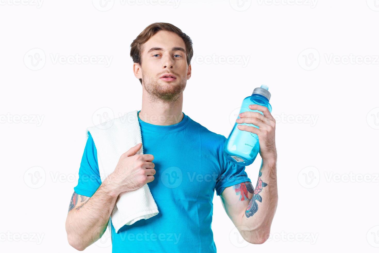 esporte homem com toalha em ombro água garrafa energia saúde exercite-se foto