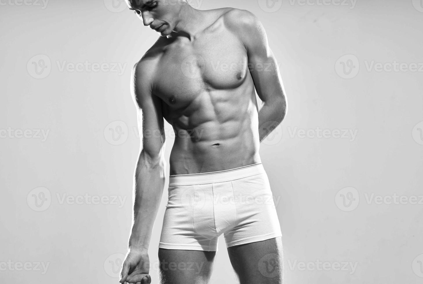 desportivo homem dentro branco calcinhas bombeado acima corpo toalha exercite-se ginástica foto