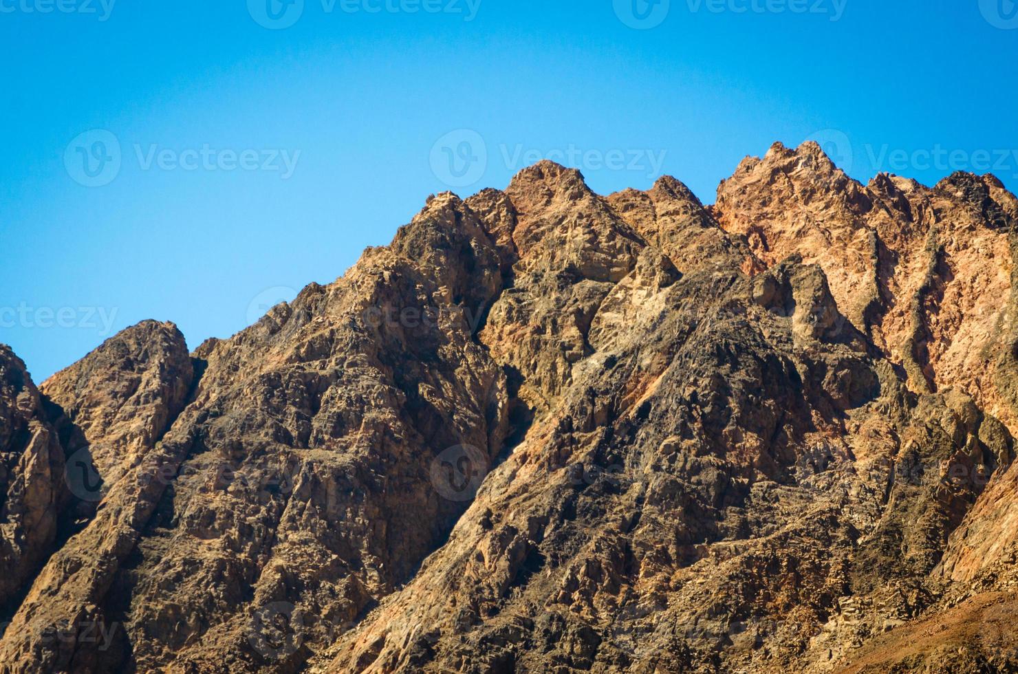 picos de montanhas rochosas foto