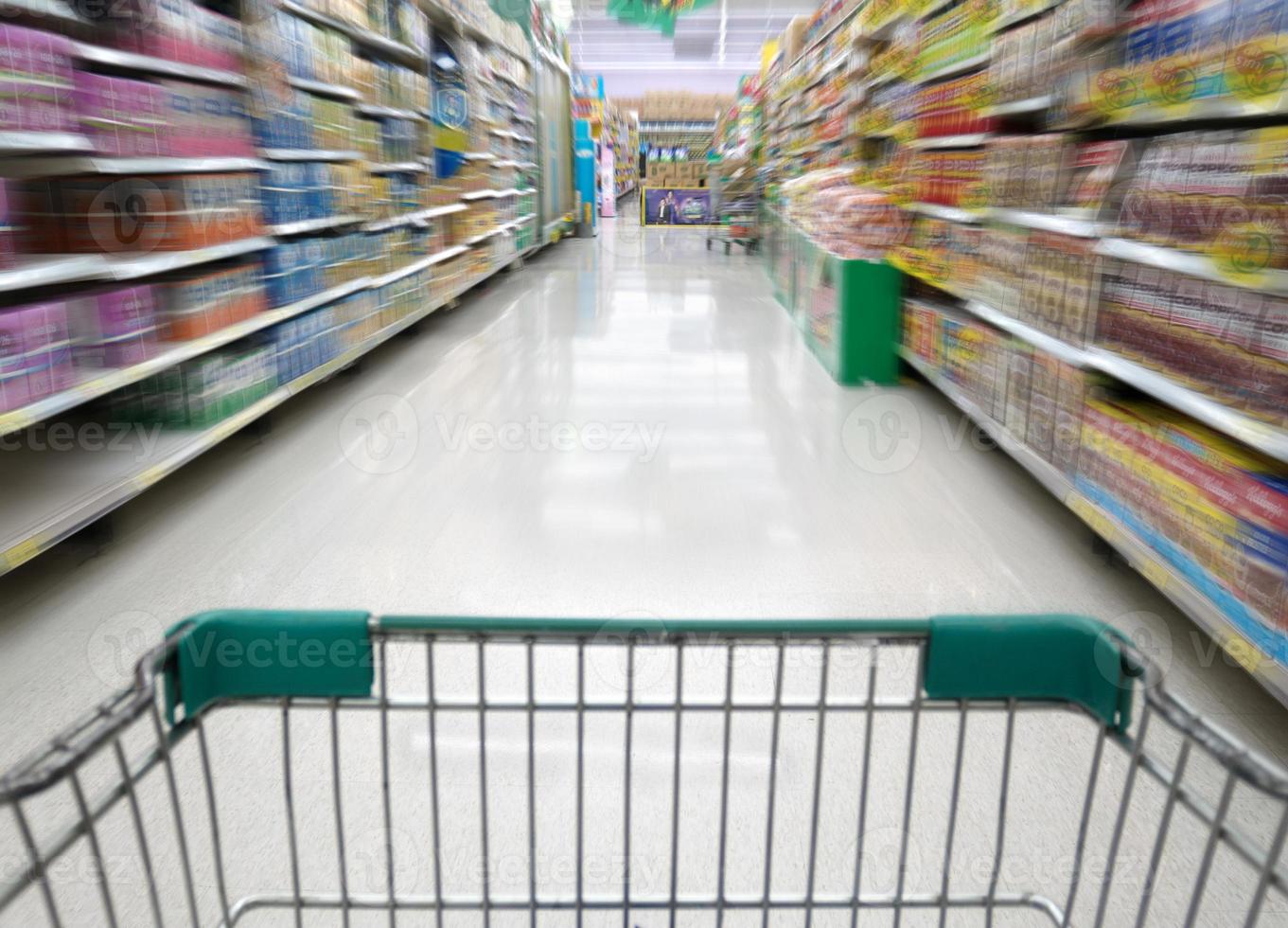 compras em loja de supermercado na tailândia foto