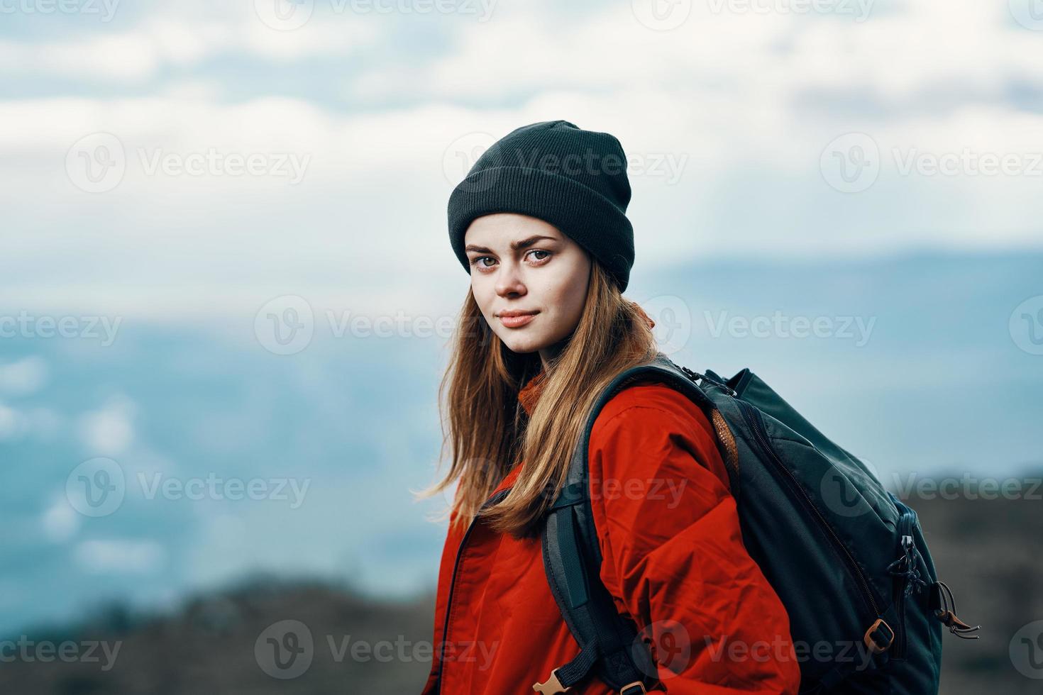retrato do uma viajante dentro a montanhas dentro natureza Rocha panorama nuvens céu modelo foto