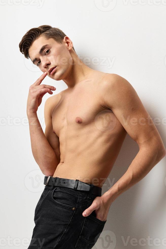 masculino nu muscular corpo Preto calça cortada Visão modelo foto