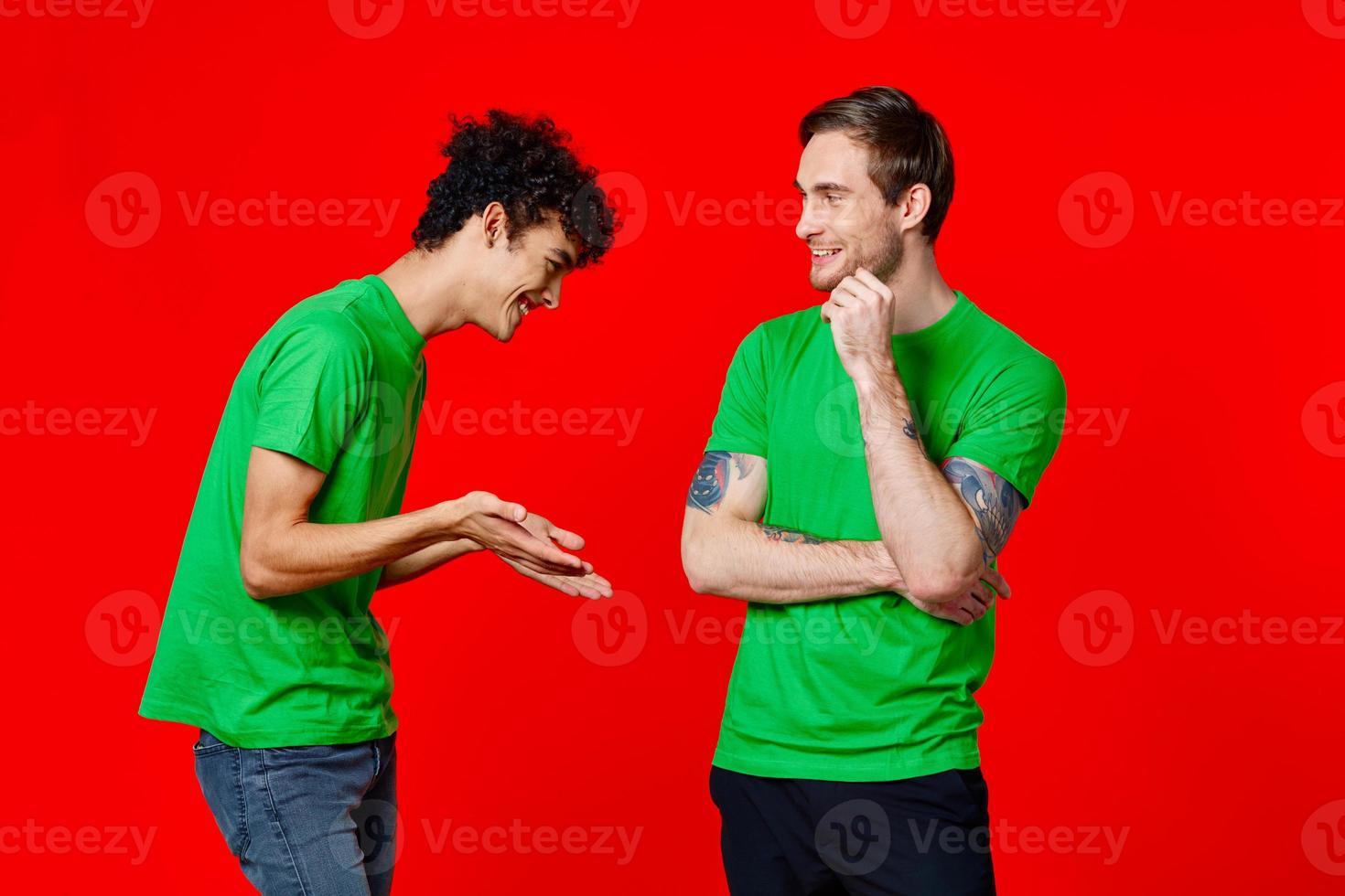 alegre amigos verde camiseta comunicação emoções vermelho fundo foto