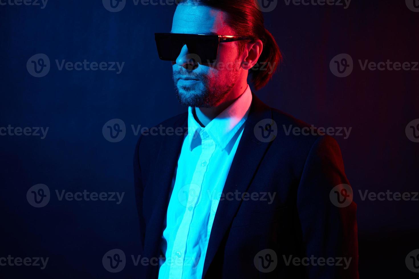 à moda homem moderno estilo terno moda oculos de sol néon luz foto