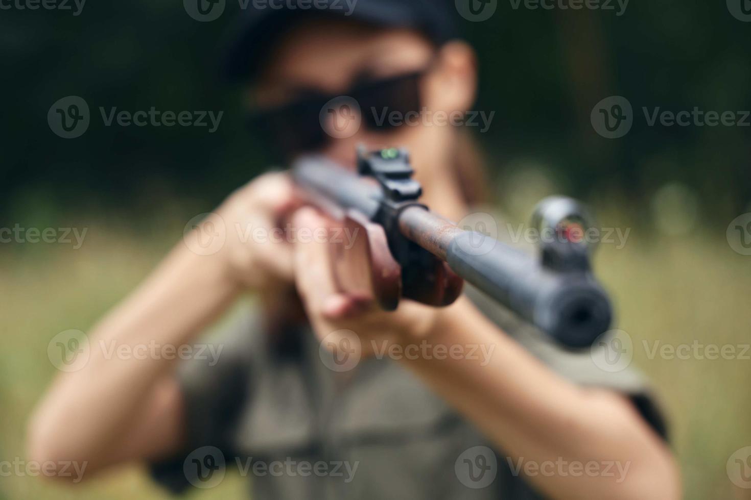 mulher em ao ar livre focinho do a arma de fogo vista Caçando armas foto