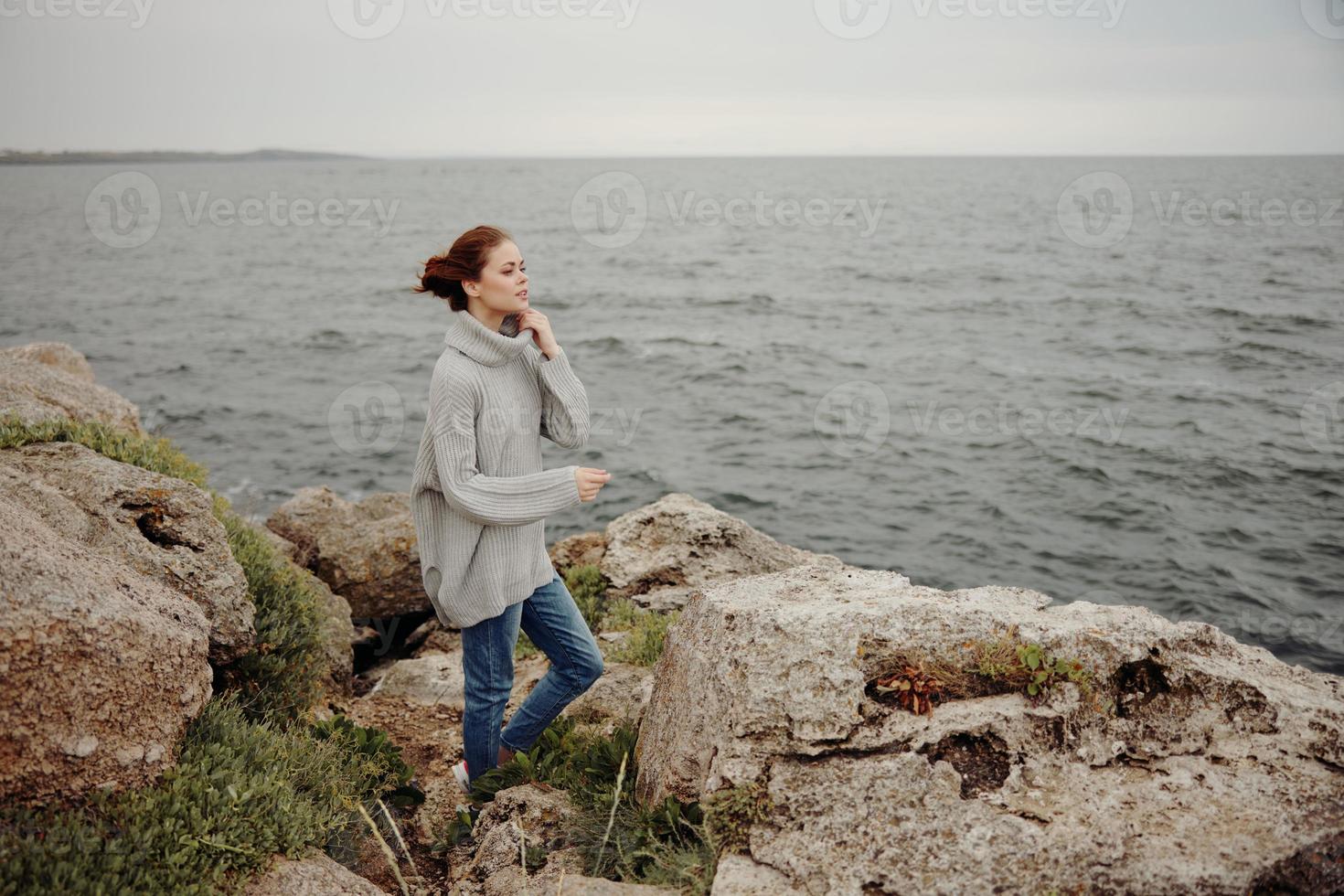 retrato do uma mulher de praia turismo nublado clima pedra costa inalterado foto