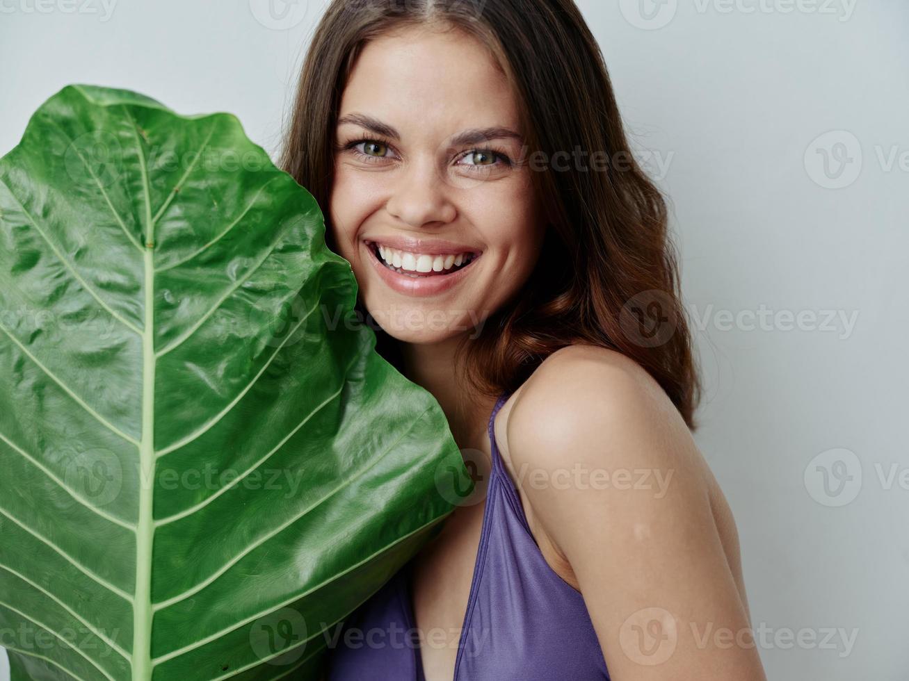 sorridente mulheres dentro roupa de banho verde folha glamour trópicos luz fundo foto