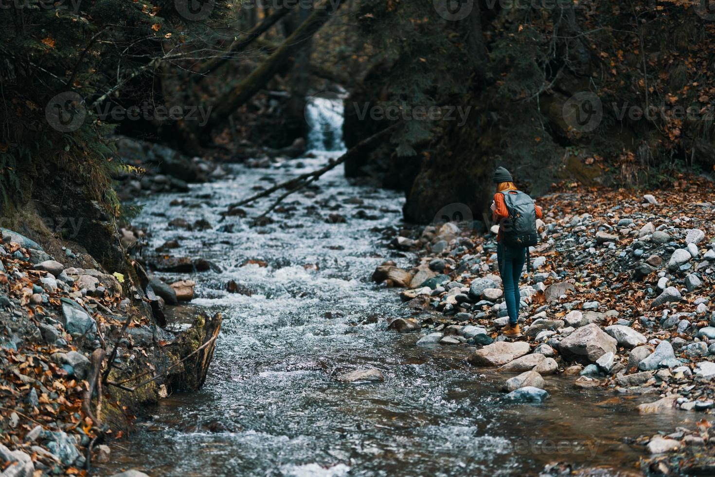 outono rio dentro a montanhas em natureza dentro a floresta e viagem modelo turismo foto