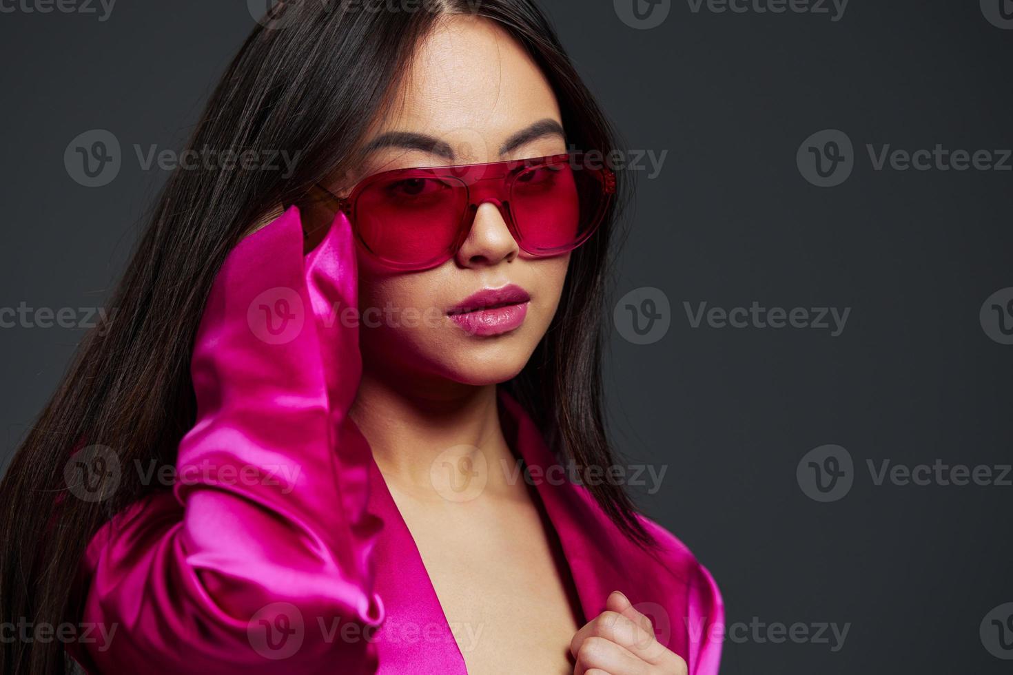 jovem mulher dentro Rosa vestir vermelho óculos moda Maquiagem glamour isolado fundo foto