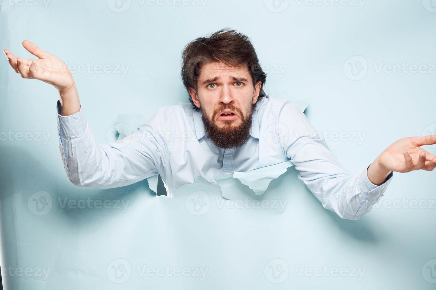 uma homem gestos com dele mãos dentro a camisa do a escritório Gerente oficial trabalhando foto