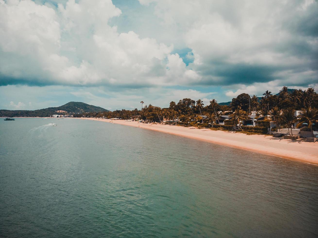 vista aérea de uma praia tropical na ilha de koh samui, tailândia foto