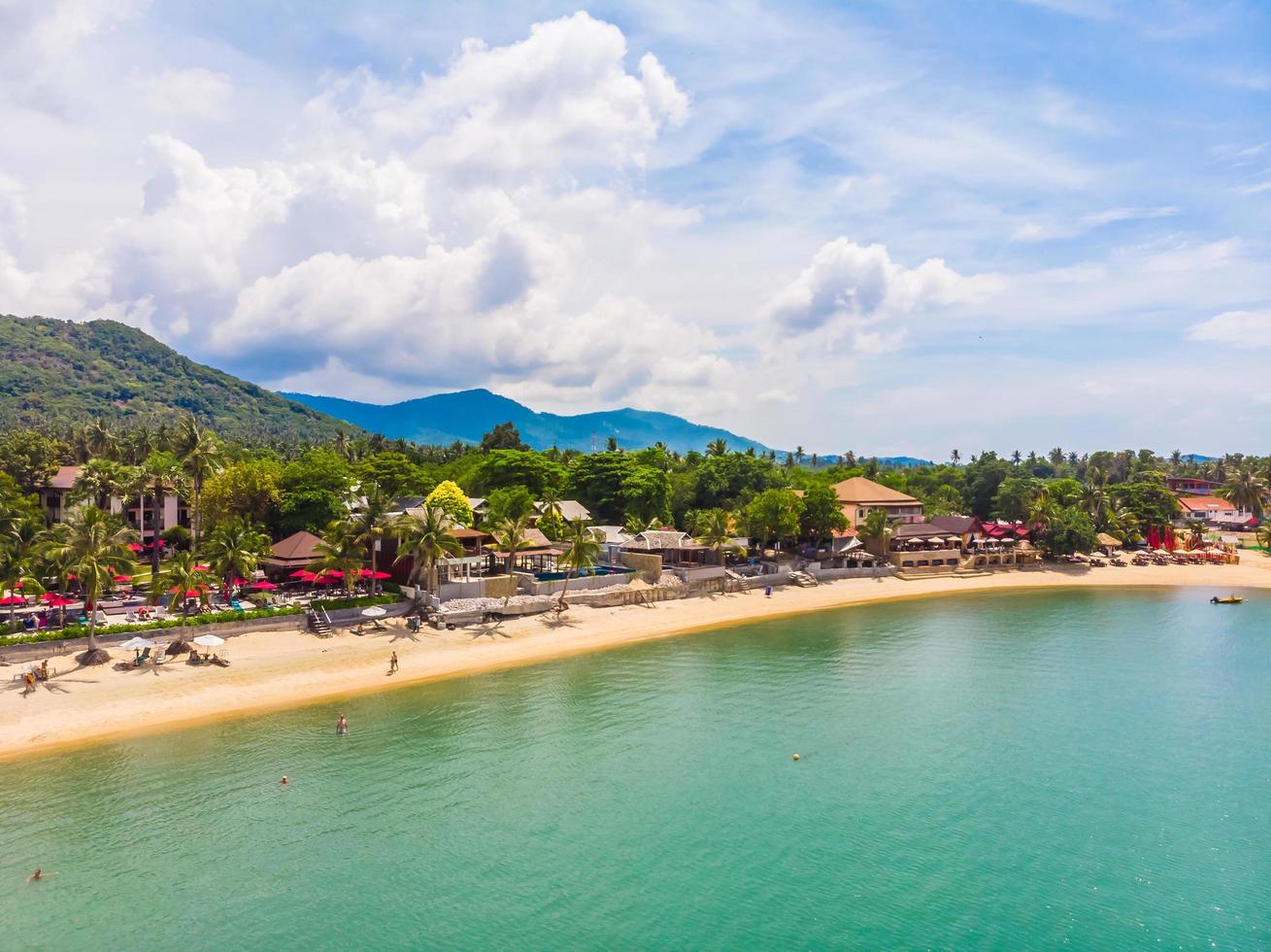 vista aérea de uma praia tropical na ilha de koh samui, tailândia foto