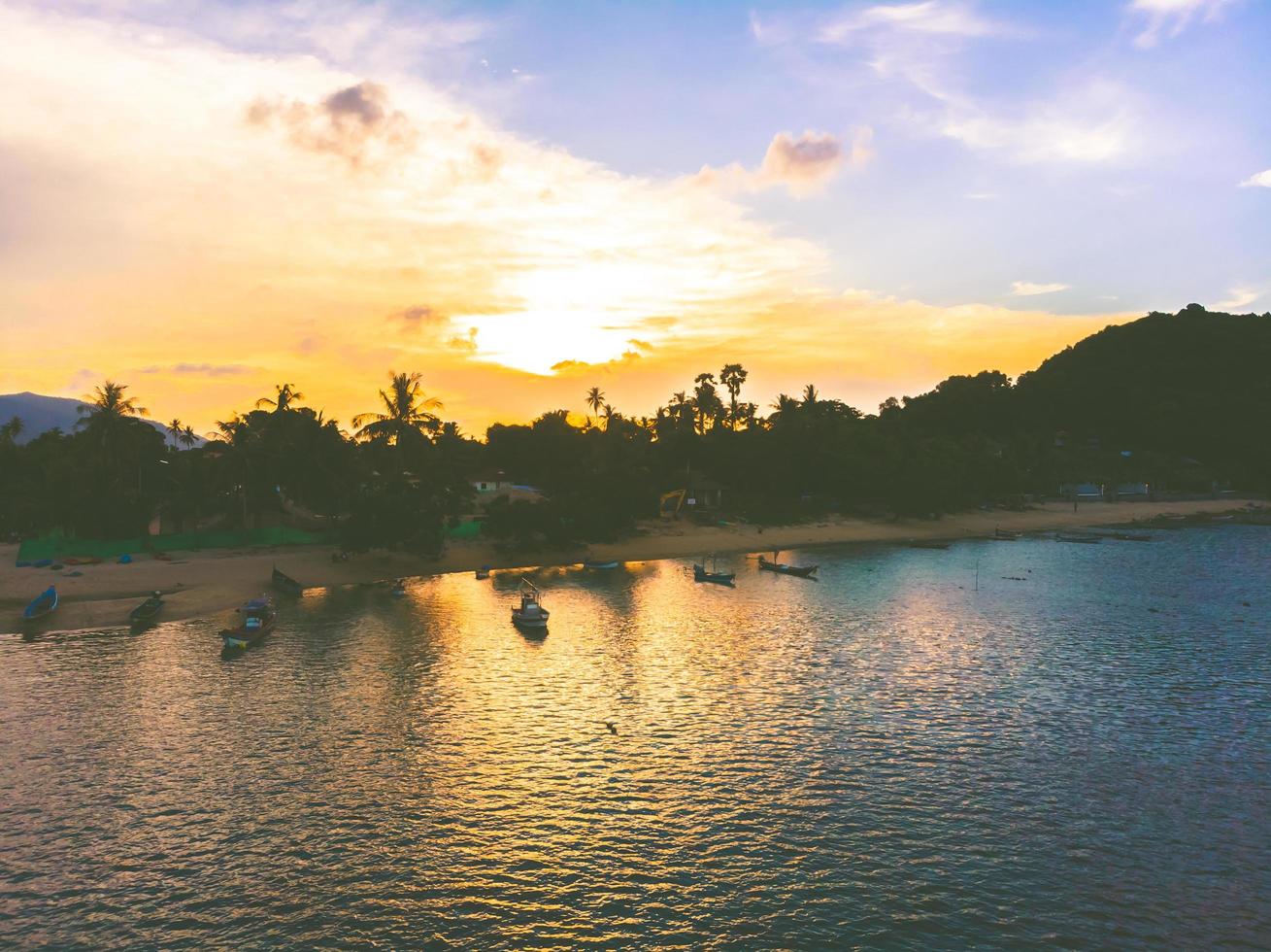 vista aérea de uma praia tropical na ilha de koh samui, tailândia foto