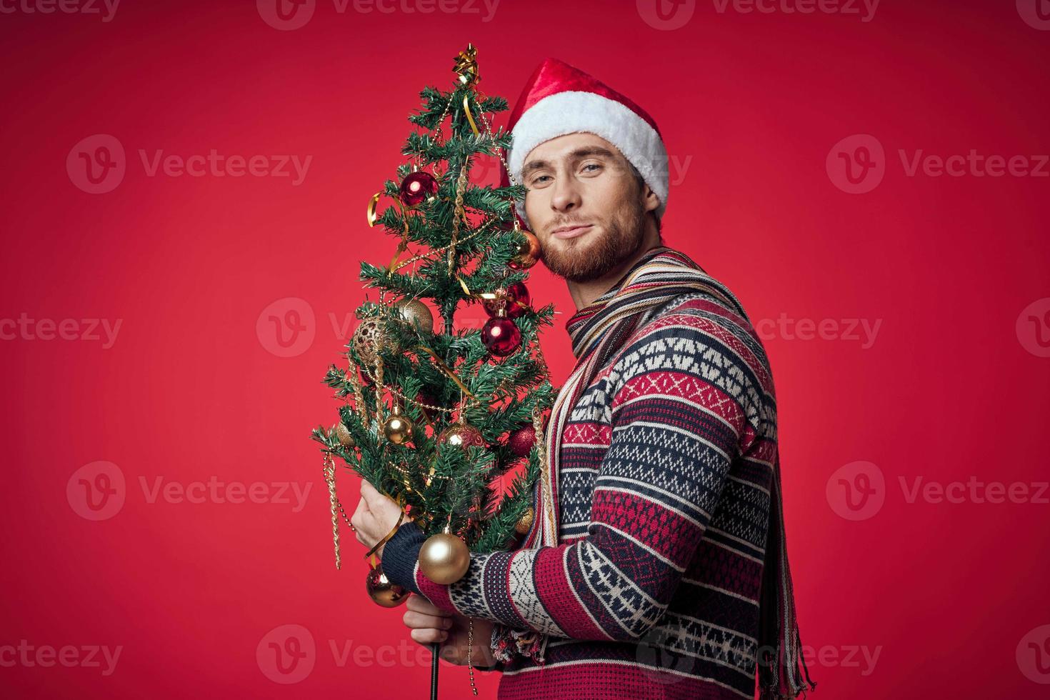 homem dentro Novo anos roupas Natal árvore emoções feriado decoração foto