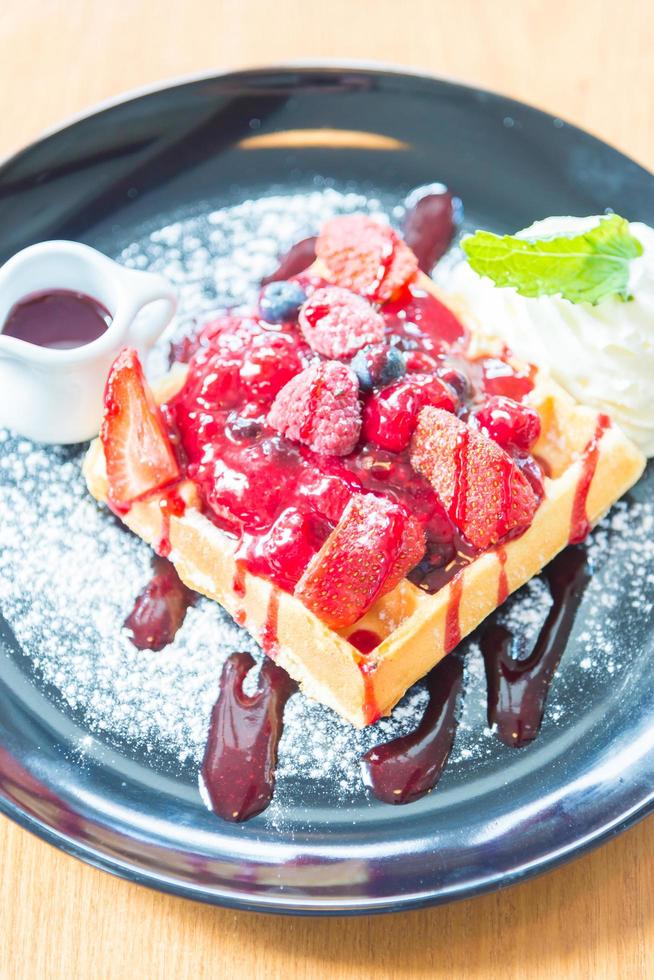 morango e mistura de frutas vermelhas em cima do waffle foto