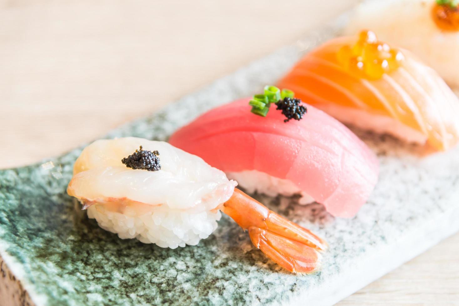 ponto de foco seletivo no rolo de sushi foto