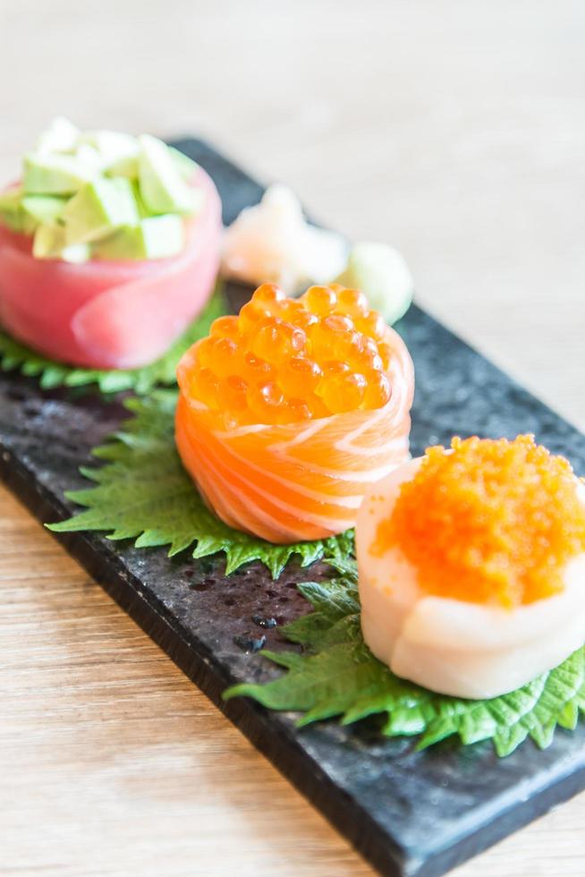 ponto de foco seletivo no rolo de sushi foto