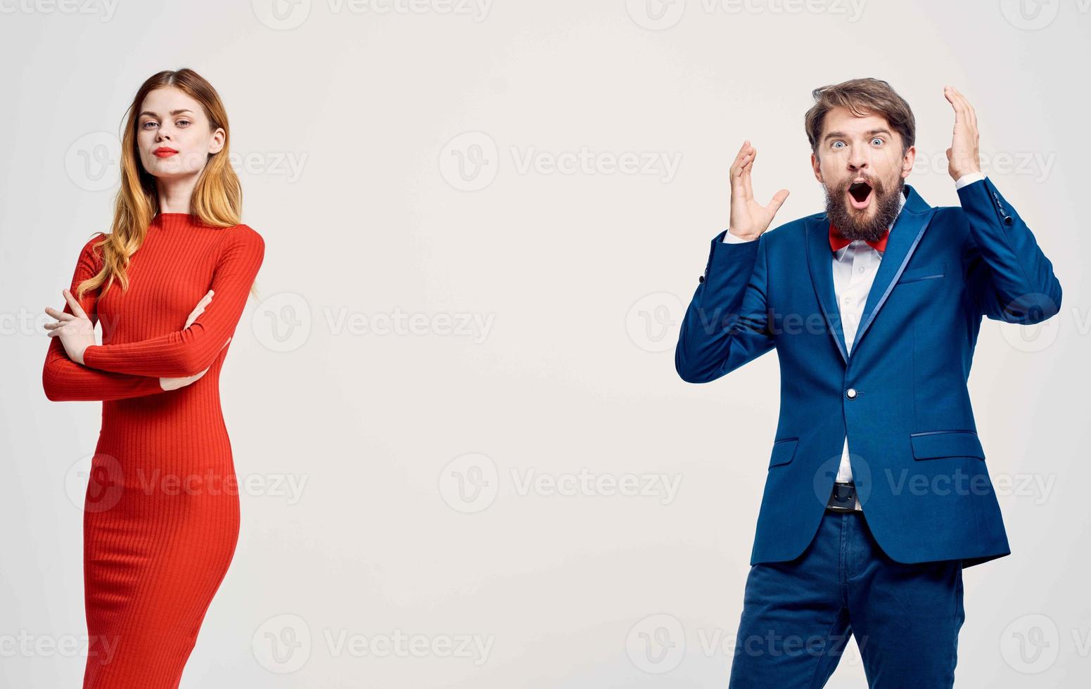 elegante homem e mulher segurando brincar poster dentro mão publicidade foto